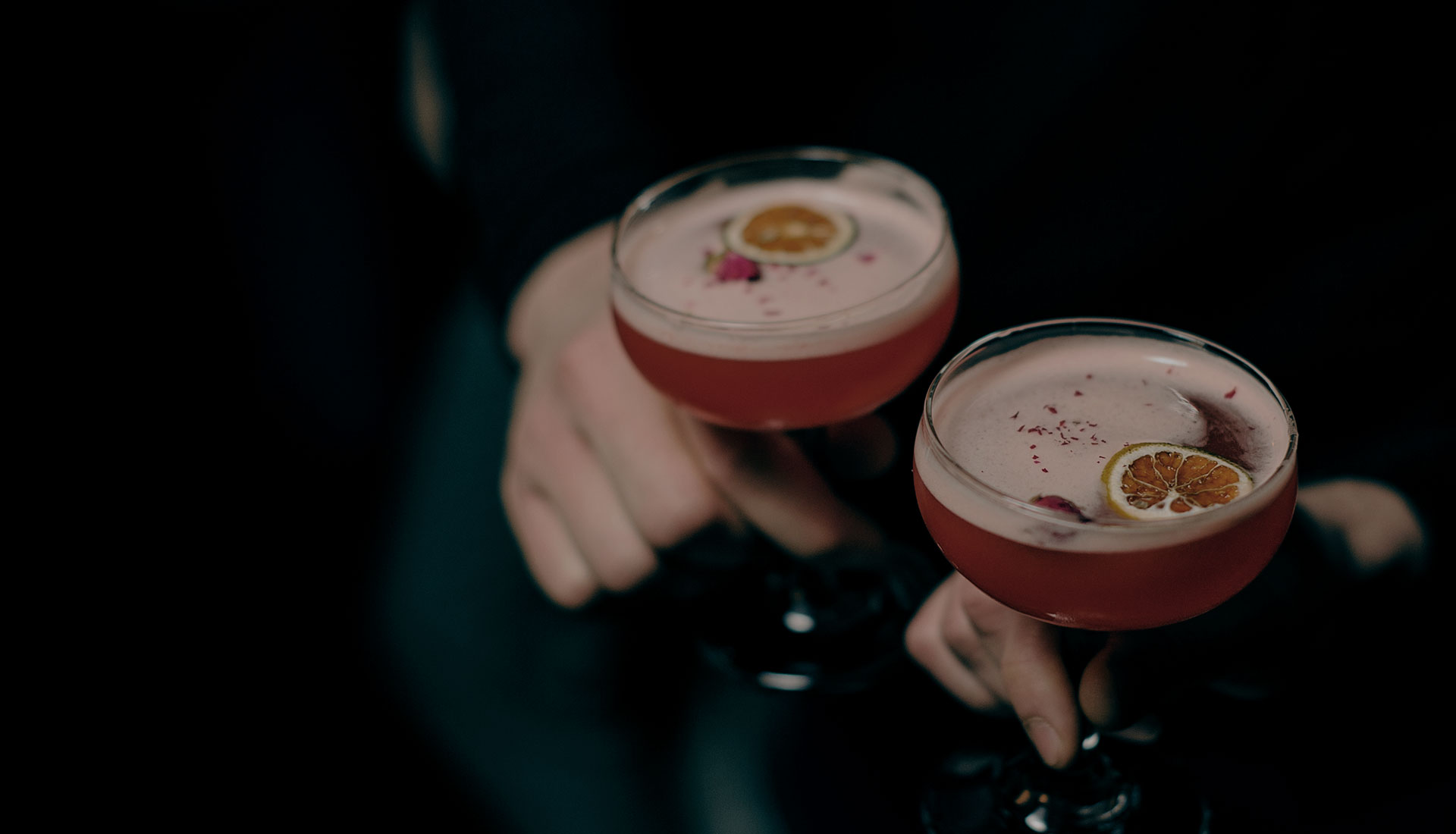 Farverige drinks i baren